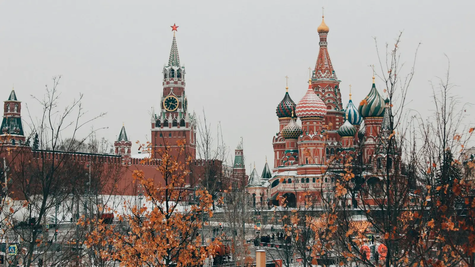 Moscow — Saint Basil's Cathedral and Spasskaya Tower in Moscow during a snowy winter day
